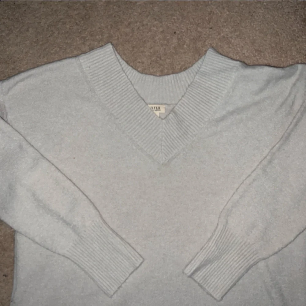 NWOT Womens XL V-Neck Sweater - Picture 2 of 6